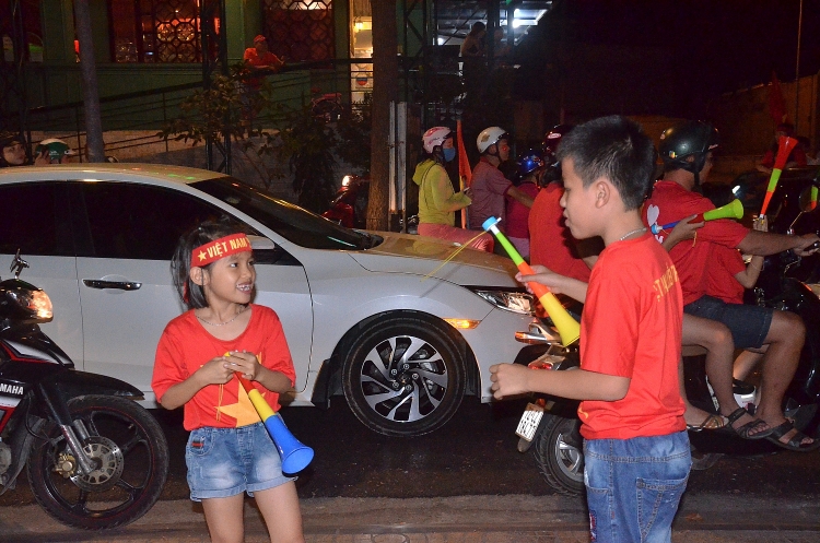 nguoi dan vung tau vui mung doi tuyen viet nam len ngoi vo dich