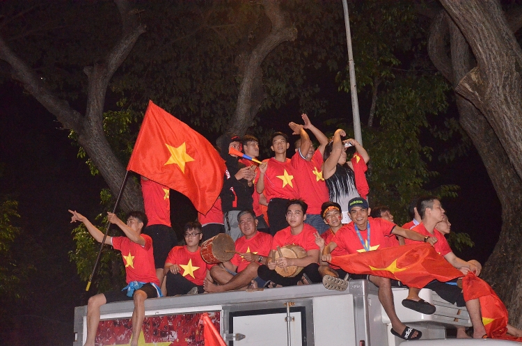 nguoi dan vung tau vui mung doi tuyen viet nam len ngoi vo dich