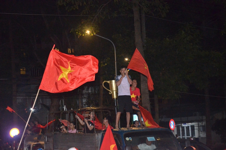 nguoi dan vung tau vui mung doi tuyen viet nam len ngoi vo dich