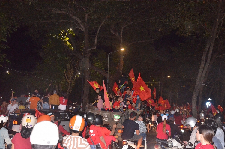 nguoi dan vung tau vui mung doi tuyen viet nam len ngoi vo dich