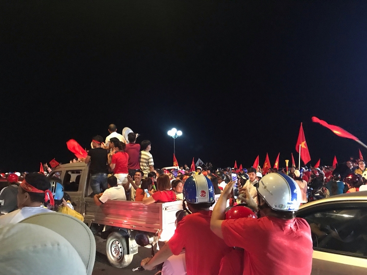 nguoi dan vung tau vui mung doi tuyen viet nam len ngoi vo dich