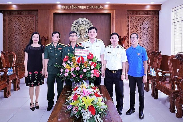vietsovpetro chuc mung cac don vi luc luong vu trang dong quan tren dia ban tinh br vt
