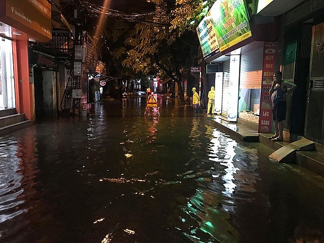 nhieu tuyen pho ha noi ngap sau sau con mua ngay cuoi tuan