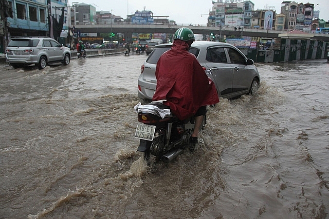 nhieu tuyen pho ha noi ngap sau sau con mua ngay cuoi tuan