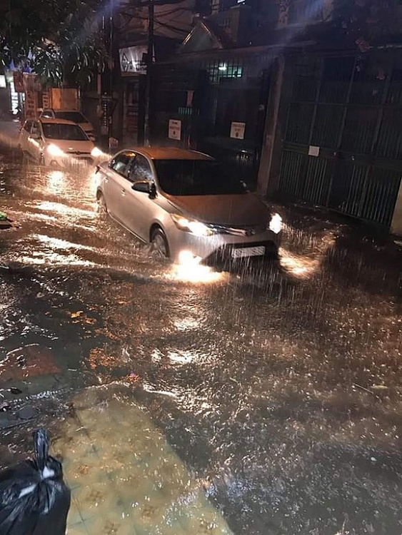 nhieu tuyen pho ha noi ngap sau sau con mua ngay cuoi tuan