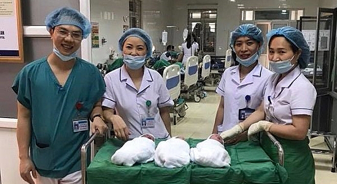 san phu nghe an sinh tu nhien 3 em be khoe manh
