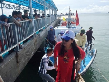 5.000 du khách mắc kẹt tại Cô Tô