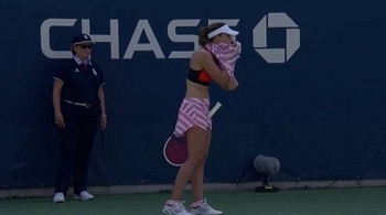 Lộ nội y trên sân đấu, tay vợt nữ người Pháp gây tranh cãi