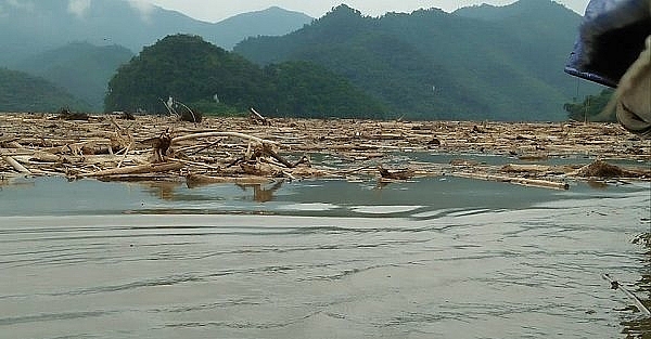 nghe an bai rac khong lo giua long ho ban ve