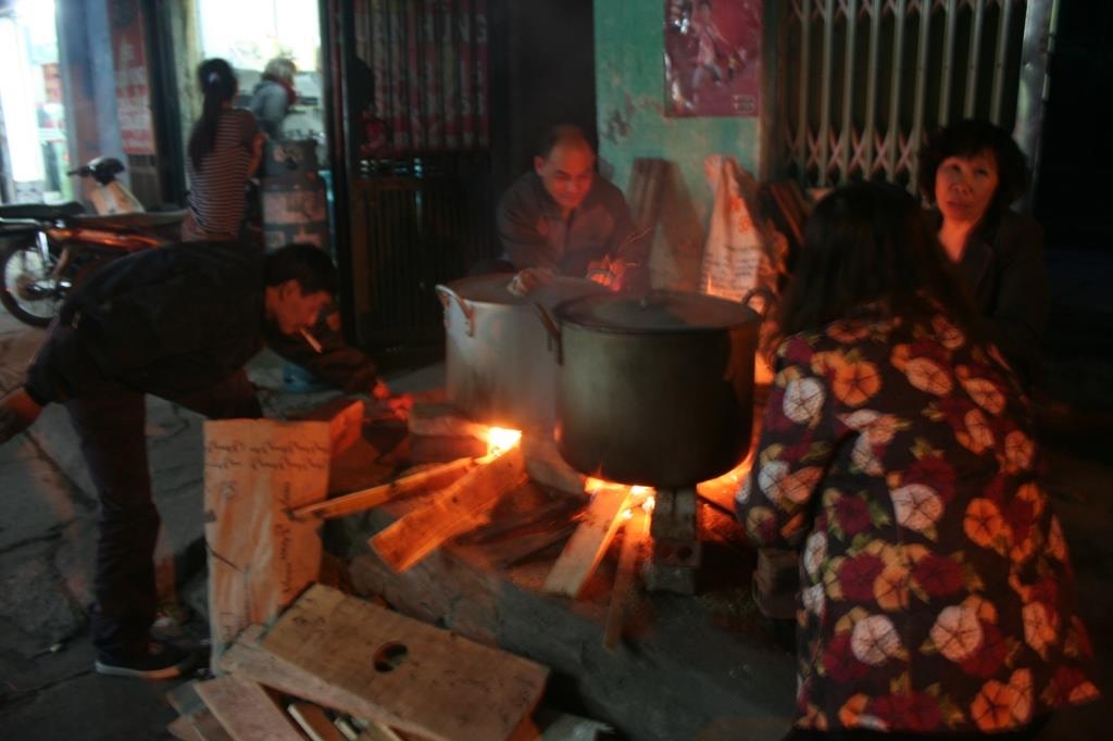Người Hà Nội rộn ràng nấu bánh chưng!
