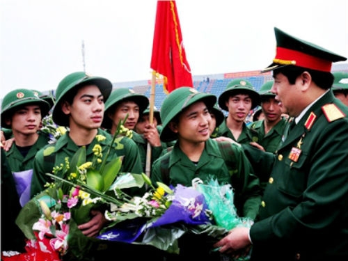 Có nên gọi sinh viên đang học đại học nhập ngũ?