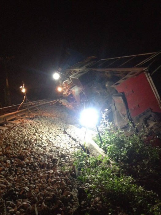 kinh hoang xe container hat do toa tau