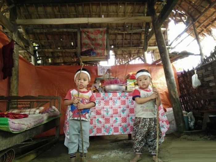 Rớt nước mắt: 2 bé trai mồ côi chống gậy chịu tang mẹ rot nuoc mat 2 be trai mo coi chong gay chiu tang me