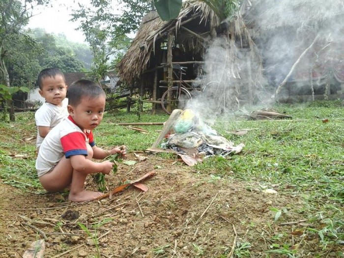 Rớt nước mắt: 2 bé trai mồ côi chống gậy chịu tang mẹ rot nuoc mat 2 be trai mo coi chong gay chiu tang me