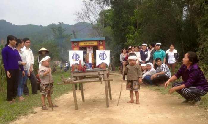 Rớt nước mắt: 2 bé trai mồ côi chống gậy chịu tang mẹ rot nuoc mat 2 be trai mo coi chong gay chiu tang me