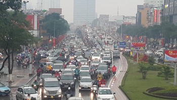 Mưa kéo dài, giao thông Hà Nội lại ùn tắc