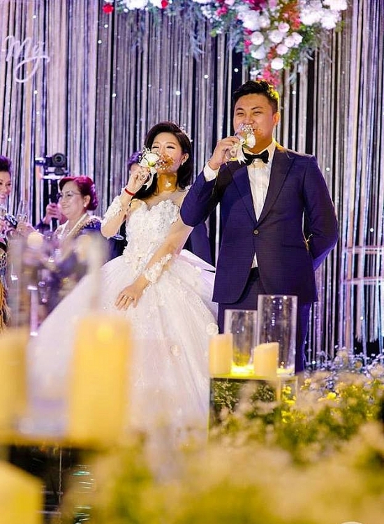 hotgirl van navy xinh nhu cong chua trong chiec vay cuoi tu tay thiet ke