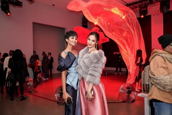 H'Hen Niê khoe nhan sắc rạng ngời cạnh Hoa hậu Hoàn vũ Catriona Gray