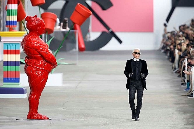nhin lai su nghiep lung lay cua ong trum de che chanel karl lagerfeld
