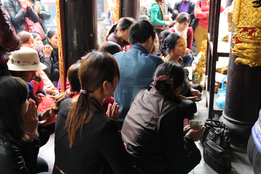 Rủ nhau đi làm… “con nợ”