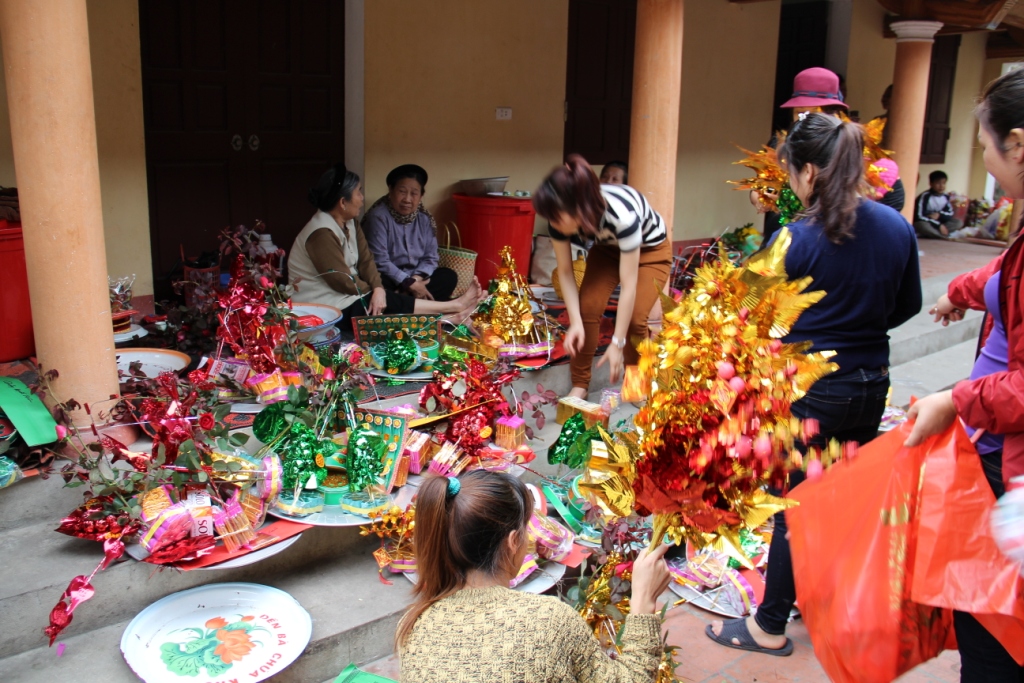 Rủ nhau đi làm… “con nợ”