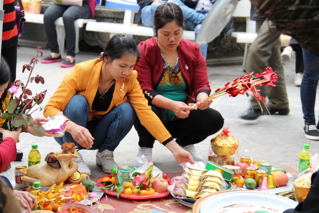 Rủ nhau đi làm… “con nợ”