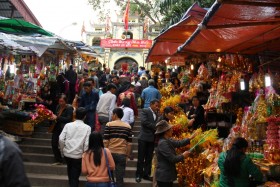 Rủ nhau đi làm… “con nợ”