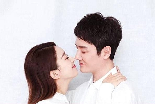 trieu le dinh duoc chong bao ve truoc yeu sach cua me chong