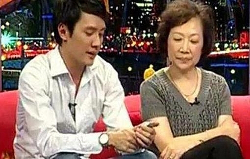 trieu le dinh duoc chong bao ve truoc yeu sach cua me chong