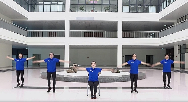 bo van hoa yeu cau cong nhan vien chuc tap the duc giua gio