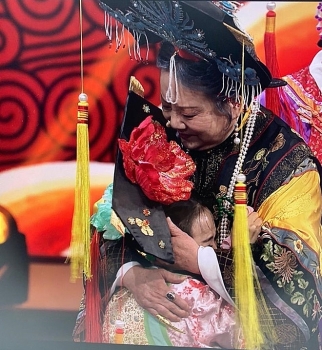 Cuộc tái ngộ đẫm nước mắt của dàn diễn viên “Hoàn Châu cách cách” sau hơn 20 năm