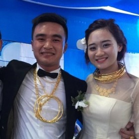 Cô dâu chú rể đeo cả kg vàng trong ngày cưới