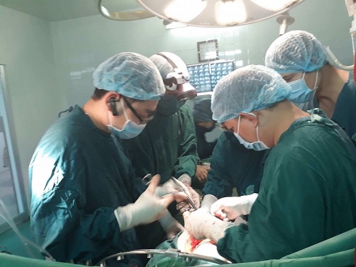 lan dau tien u gan duoc mo thanh cong tai benh vien tuyen quan