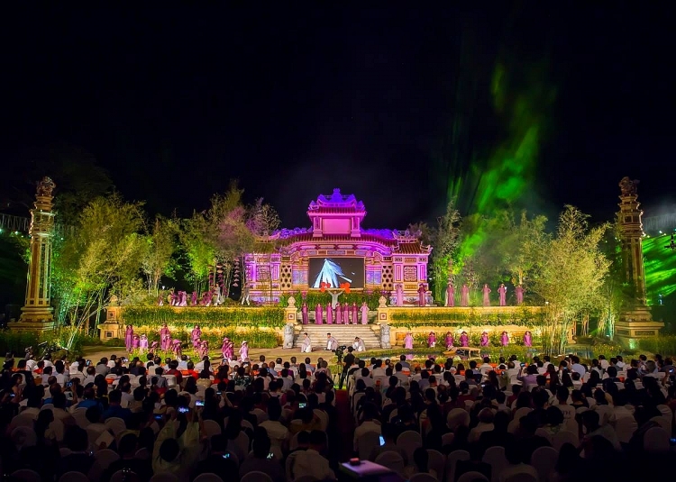 festival nghe truyen thong hue thu hut 400000 luot khach tham du