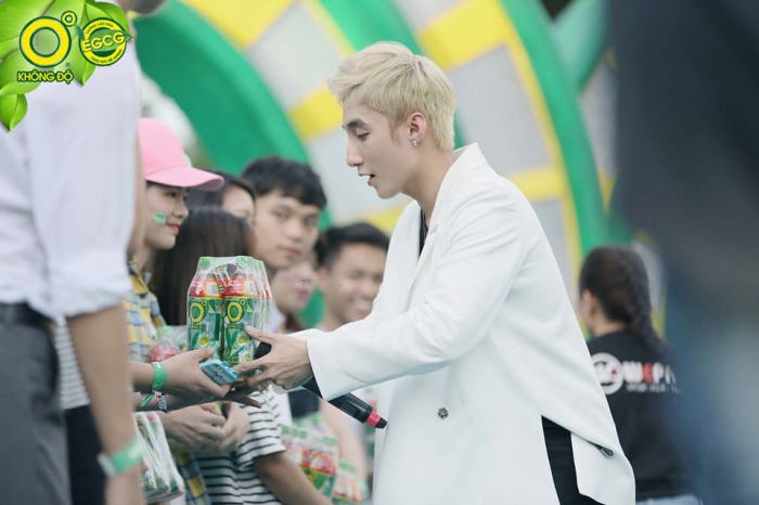 son tung m tp khien fan nu phat sot vuot rao bao ve de tiep can
