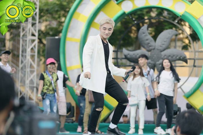 son tung m tp khien fan nu phat sot vuot rao bao ve de tiep can