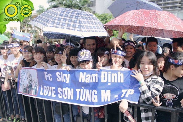 son tung m tp khien fan nu phat sot vuot rao bao ve de tiep can