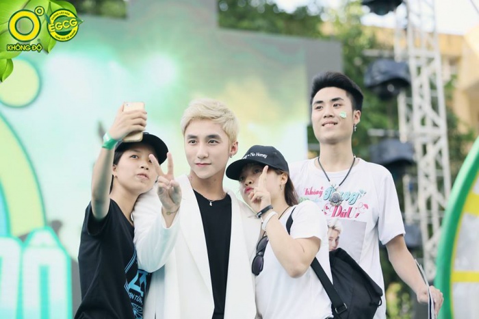 son tung m tp khien fan nu phat sot vuot rao bao ve de tiep can
