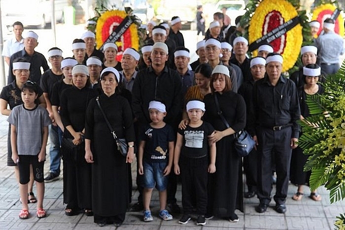 vo nsut bui cuong vang mat trong le tang chong