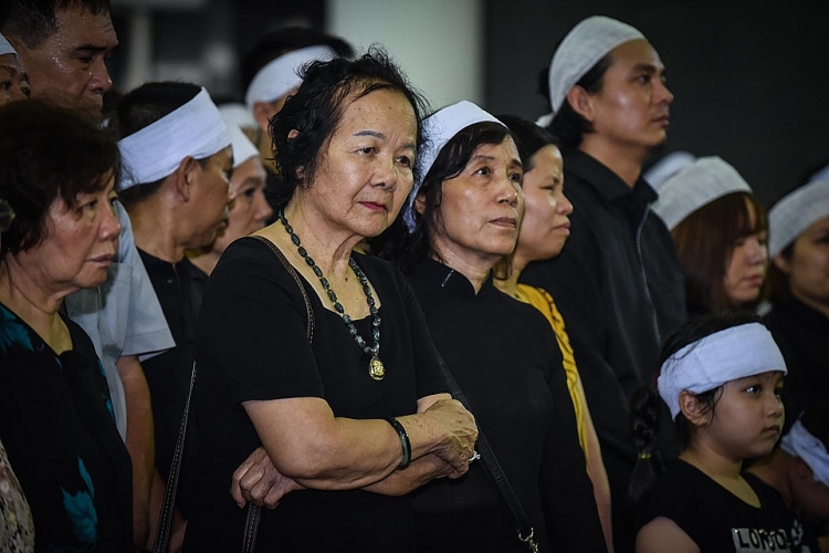 vo nsut bui cuong vang mat trong le tang chong