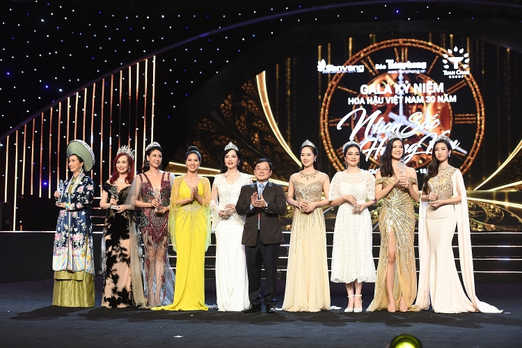 giat minh voi giong hat khong kem adele cua hoa hau nguyen thi huyen