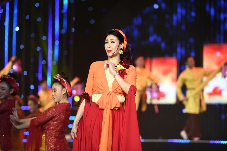 giat minh voi giong hat khong kem adele cua hoa hau nguyen thi huyen
