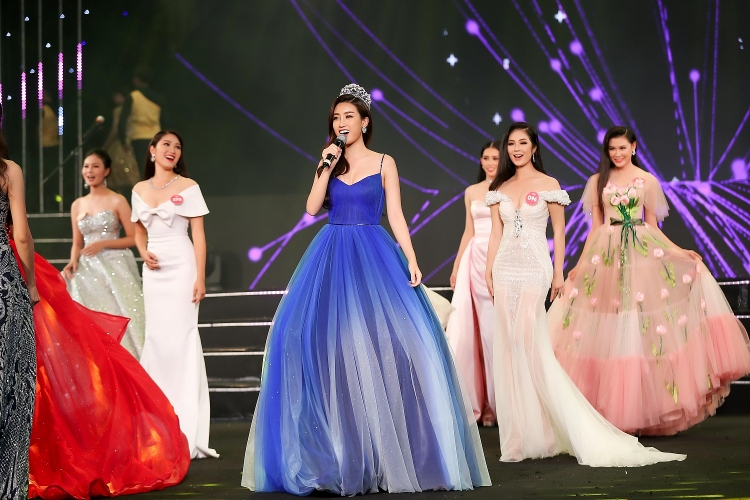 giat minh voi giong hat khong kem adele cua hoa hau nguyen thi huyen