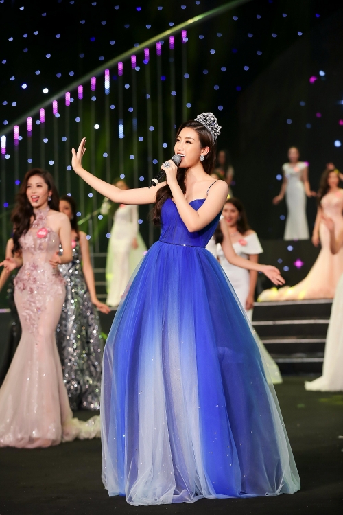 giat minh voi giong hat khong kem adele cua hoa hau nguyen thi huyen