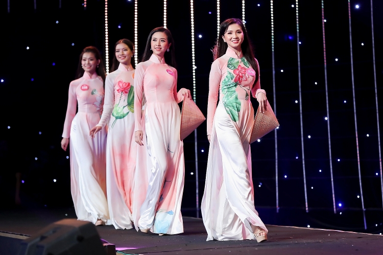giat minh voi giong hat khong kem adele cua hoa hau nguyen thi huyen