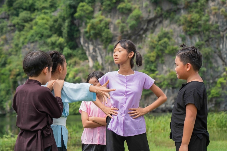 hoa tran vo ca si viet hoan lai gay thuong nho khi tao hinh co trang