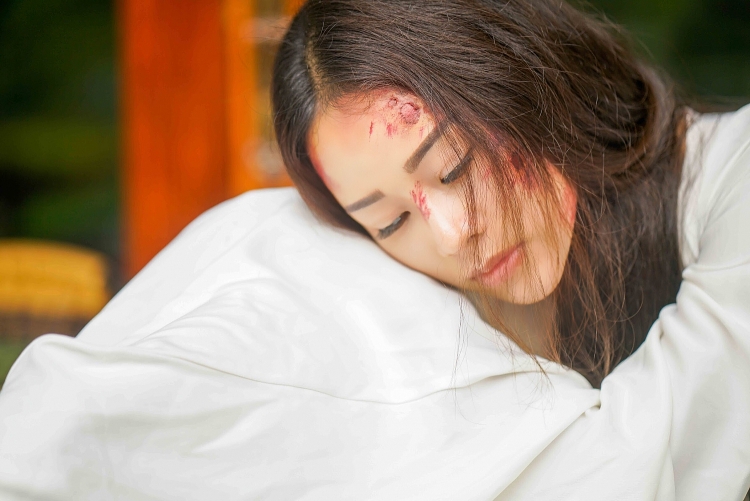 hoa tran vo ca si viet hoan lai gay thuong nho khi tao hinh co trang