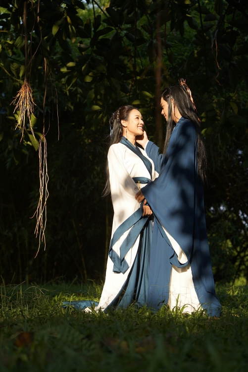 hoa tran vo ca si viet hoan lai gay thuong nho khi tao hinh co trang