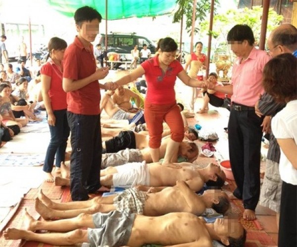 'Thần y chữa bệnh bằng giẫm đạp' có giấy phép... tẩm quất kiêm dịch vụ ăn uống doi lot tam quat de kham chua benh