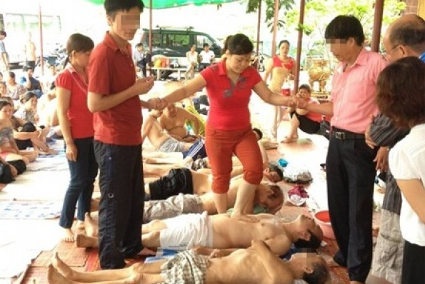 'Thần y chữa bệnh bằng giẫm đạp' có giấy phép... tẩm quất kiêm dịch vụ ăn uống
